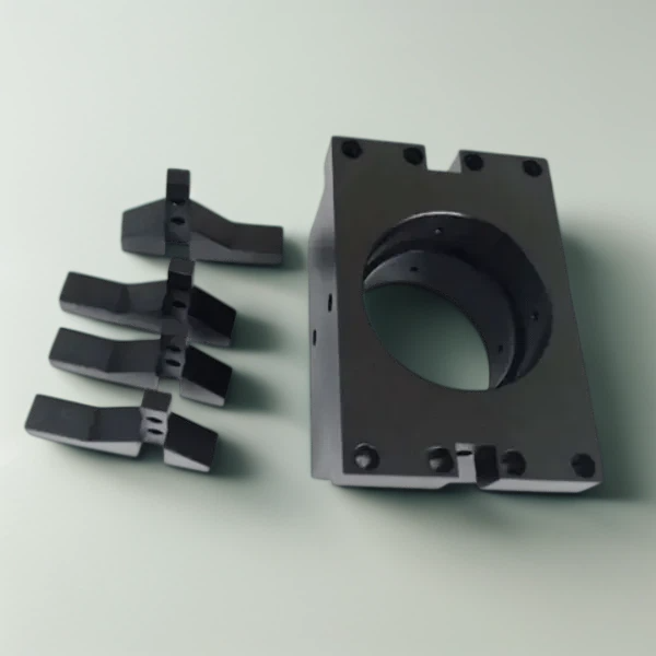 dissipateur thermique en aluminium usiné CNC avec ailettes minces pour la gestion thermique.