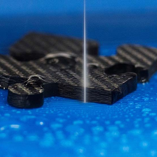 Procédé de découpe au jet d'eau pour fibre de carbone