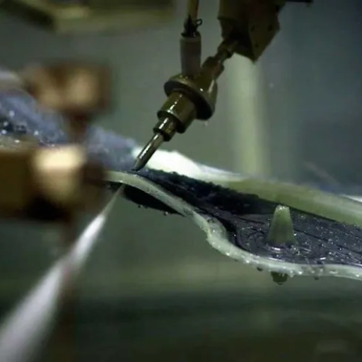 Avantages de la découpe au jet d'eau de la fibre de carbone